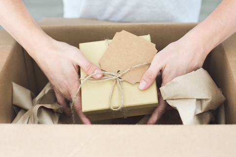 Kunde packt sein Paket aus